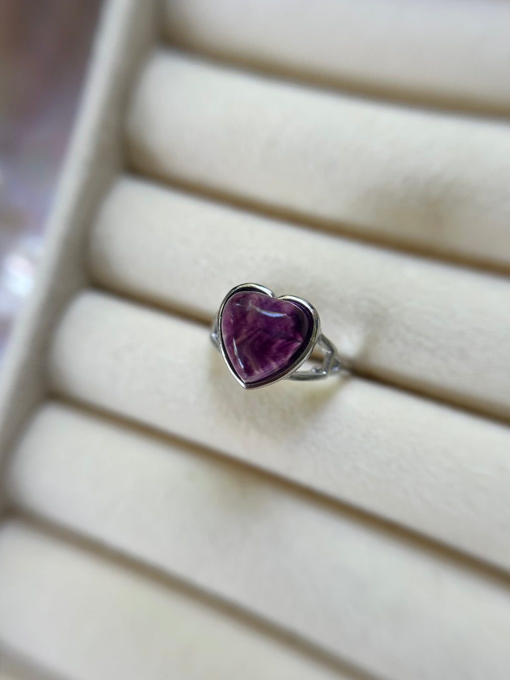 Lila Fluorit Herz Ring
