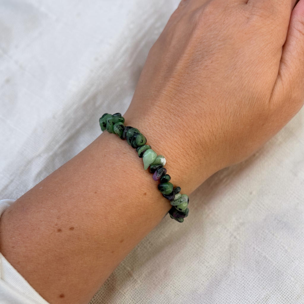 Rubin in Zoisit Splitterarmband