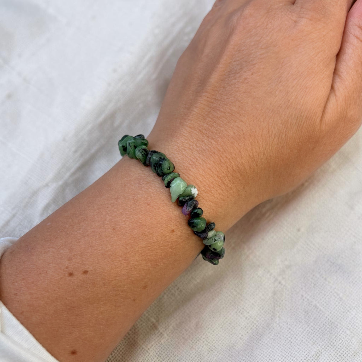 Rubin in Zoisit Splitterarmband