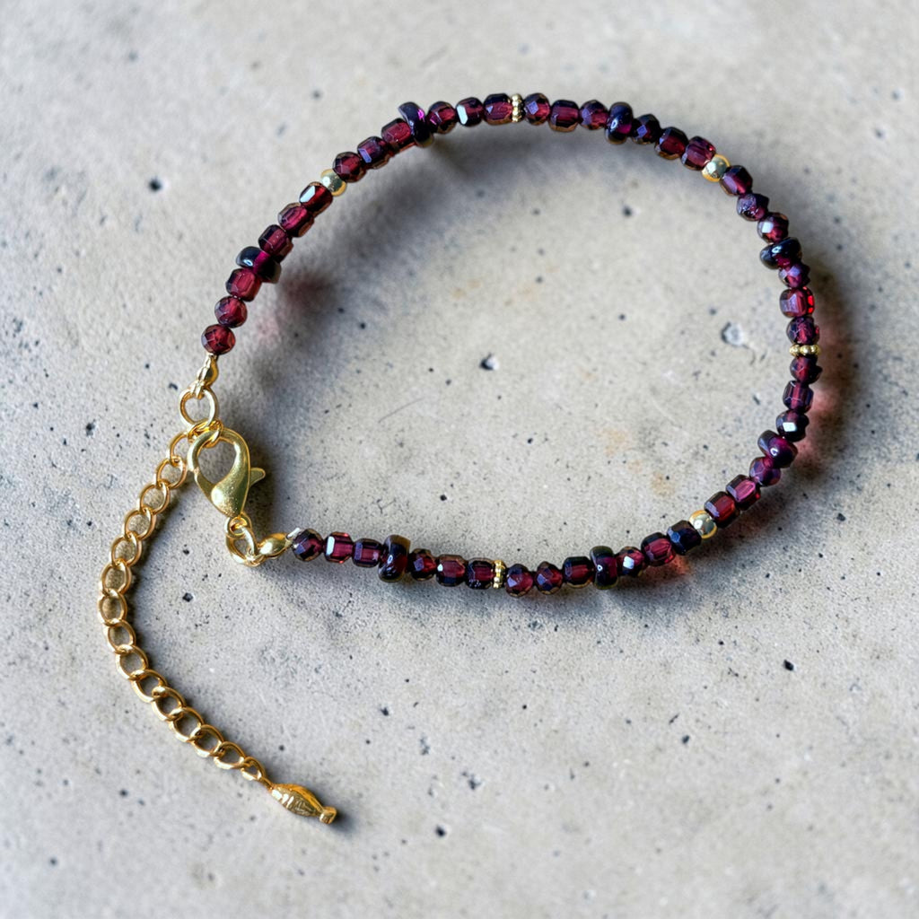 Granat Armband mit 18 Karat vergoldeten Perlen