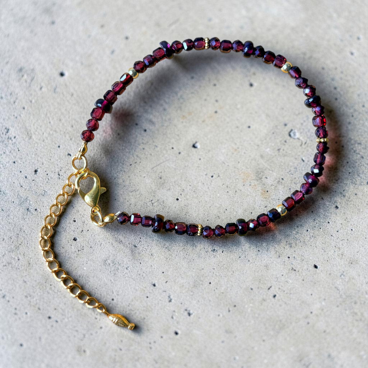 Granat Armband mit 18 Karat vergoldeten Perlen