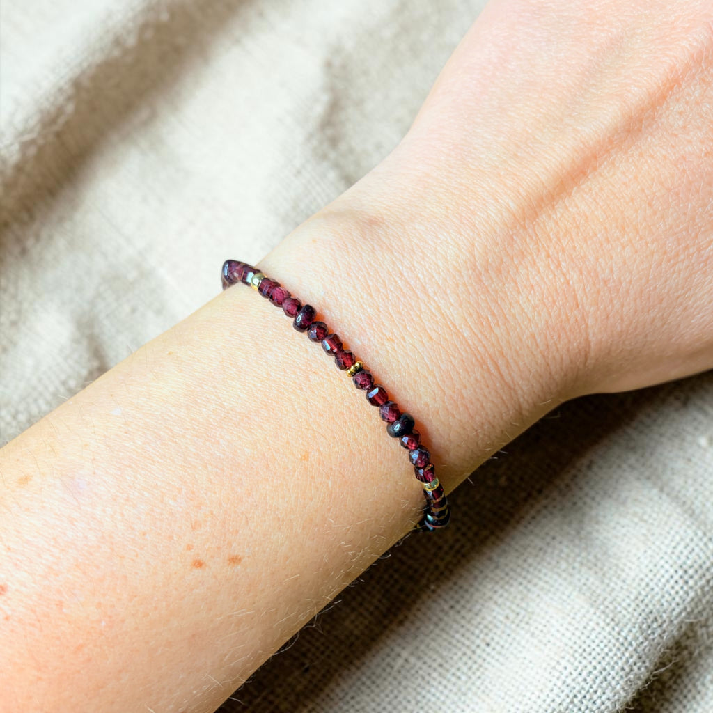Granat Armband mit 18 Karat vergoldeten Perlen