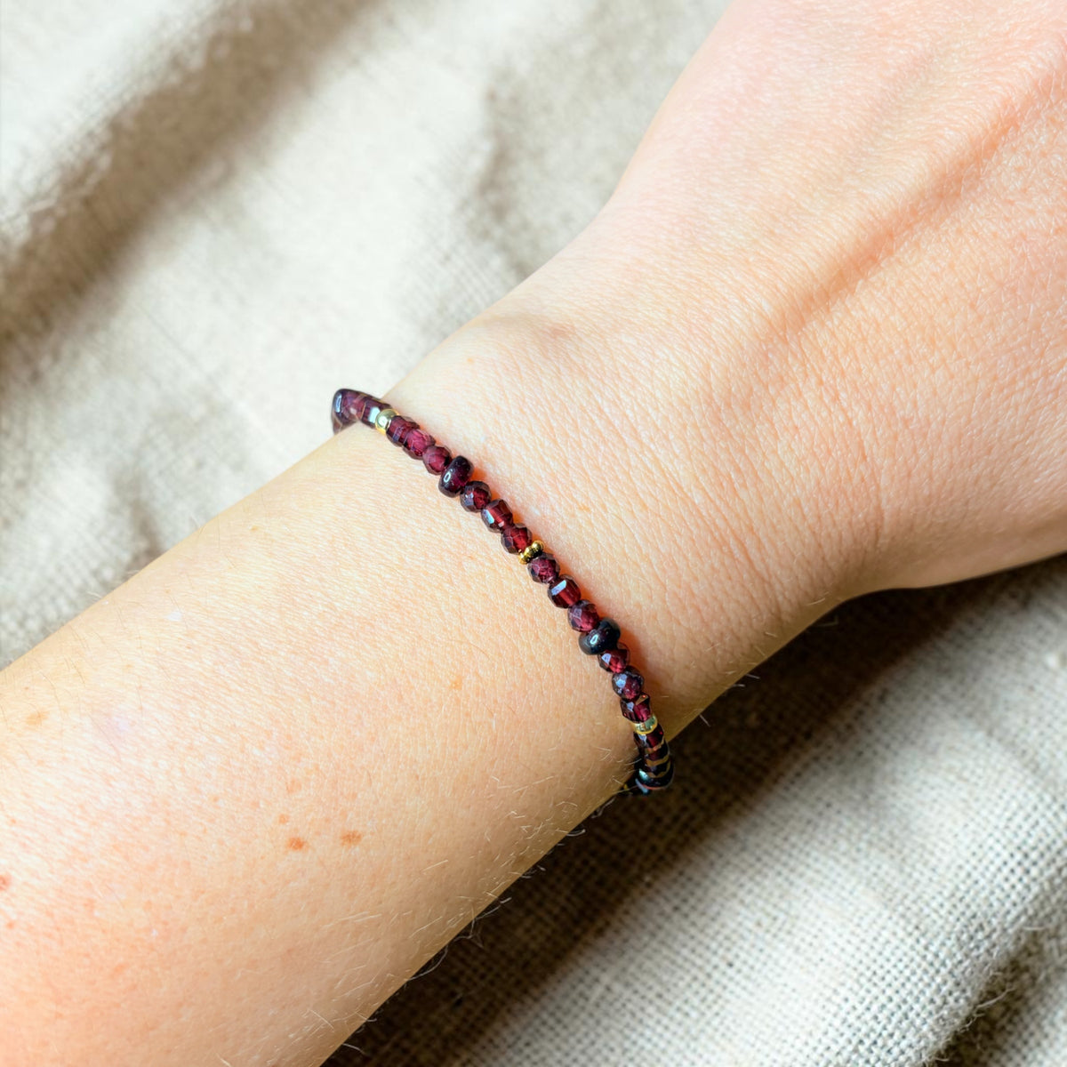 Granat Armband mit 18 Karat vergoldeten Perlen